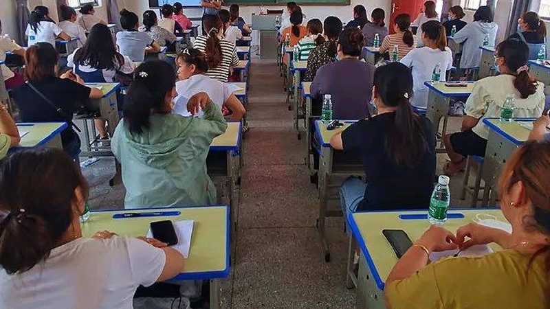 小标题：瑜伽教练培训，行业背景解读