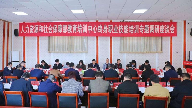 在选择成人高考辅导班时，可以从以下几个方面来参考价格：